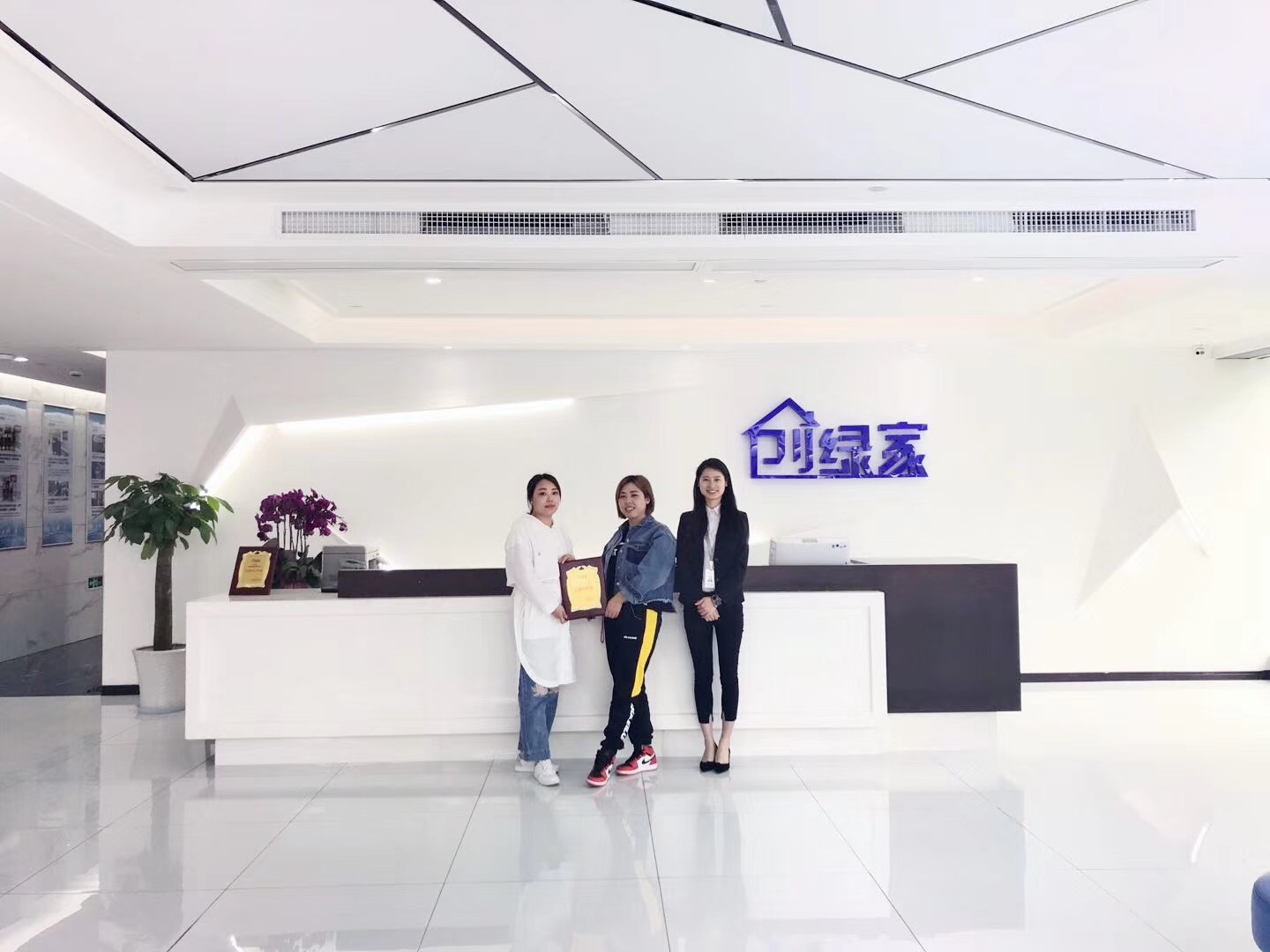 熱烈祝賀劉總姐妹簽約創綠家撫州市縣級代理！