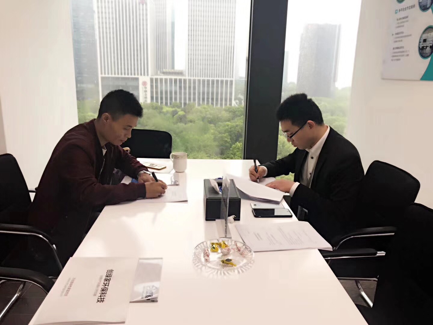 熱烈祝賀吳總簽約創綠家婁底市區級代理！