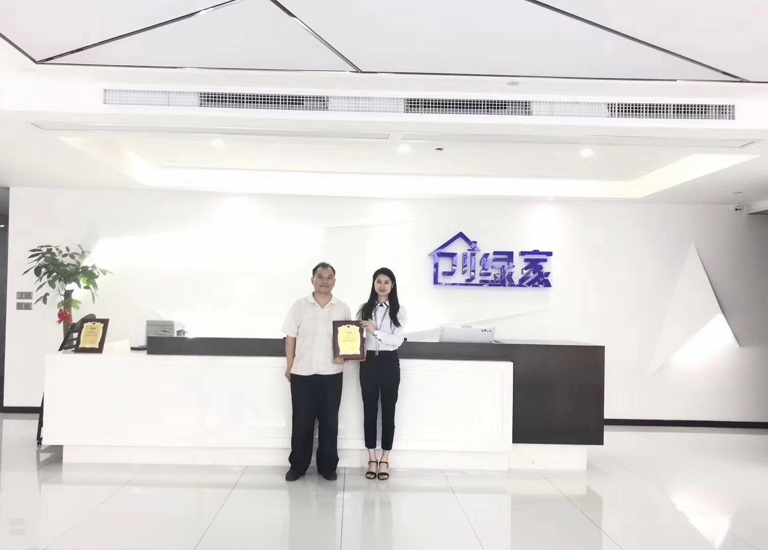 熱烈祝賀張總簽約創綠家鄭州市縣級代理！