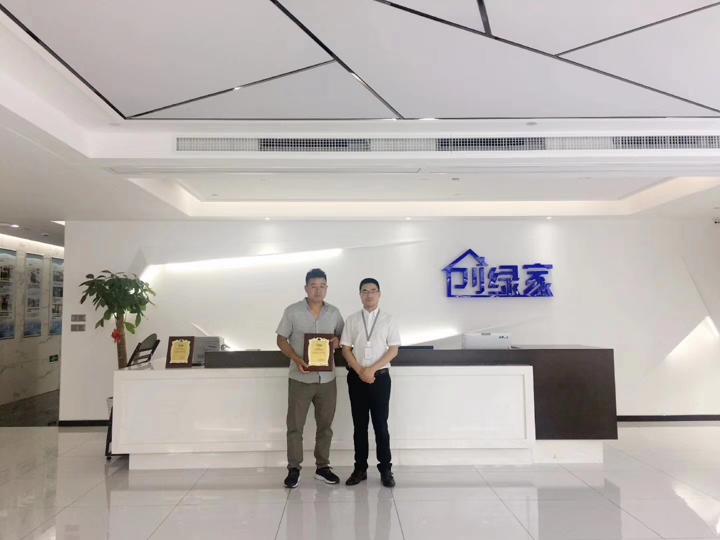 熱烈祝賀何總簽約創綠家信陽市縣級代理！