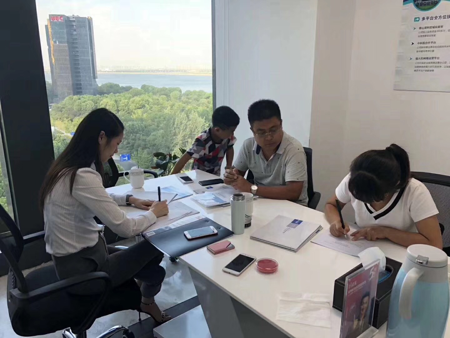 熱烈祝賀李總、關總簽約創綠家西安市區級代理！