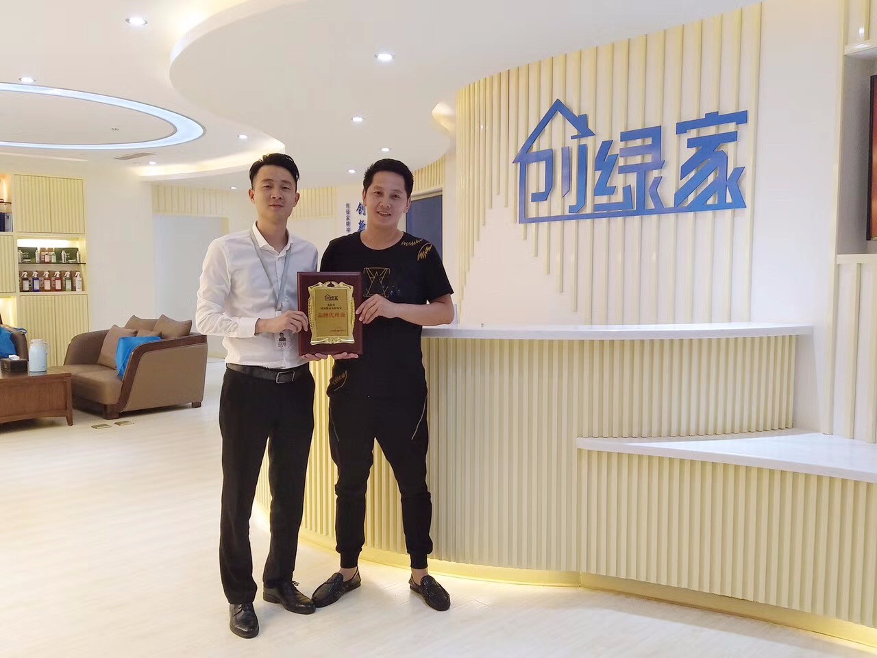 熱烈祝賀成都劉總簽約創綠家！